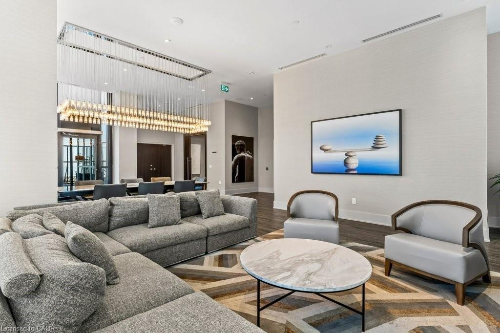 1402-385 Winston Road, Grimsby, ON - Indoor Photo Showing Living Room