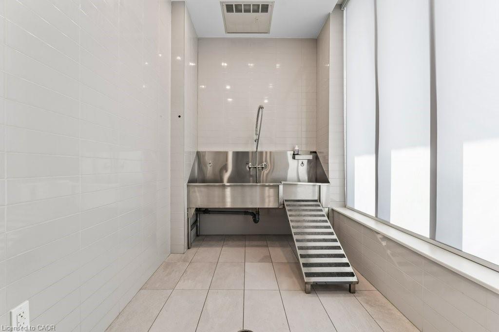 1402-385 Winston Road, Grimsby, ON - Indoor Photo Showing Other Room