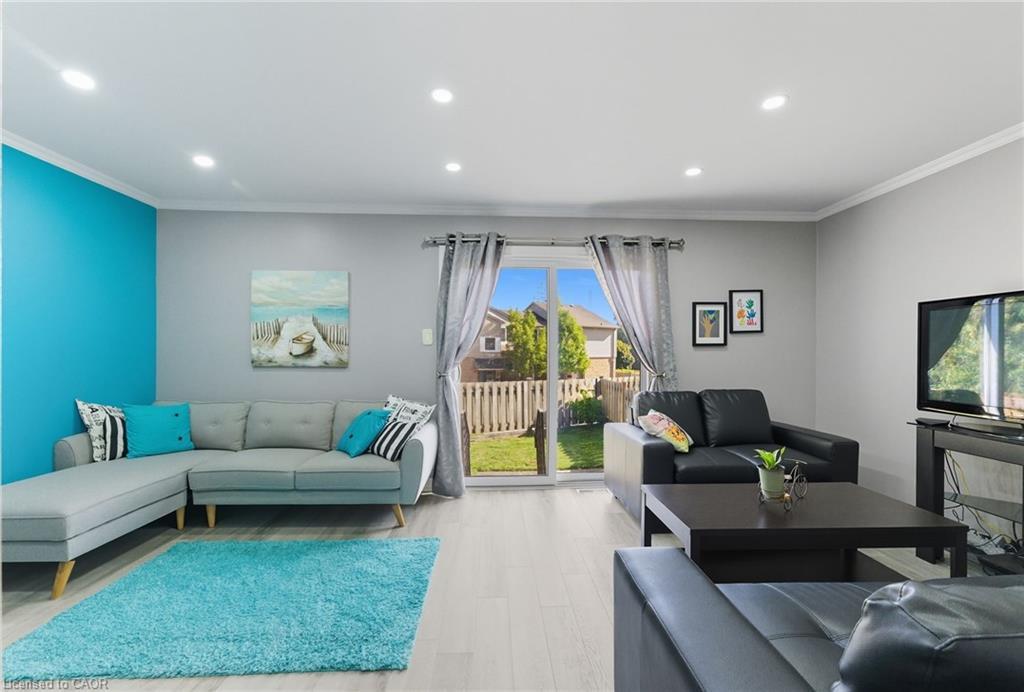 6-1300 Upper Ottawa Street, Hamilton, ON - Indoor Photo Showing Living Room