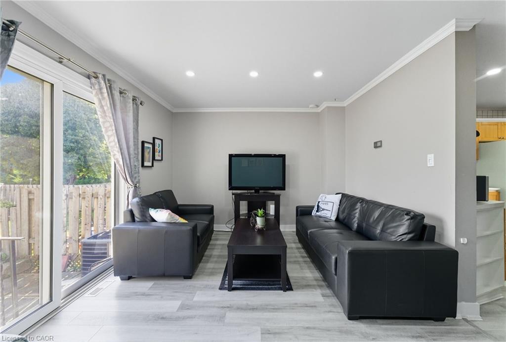 6-1300 Upper Ottawa Street, Hamilton, ON - Indoor Photo Showing Living Room