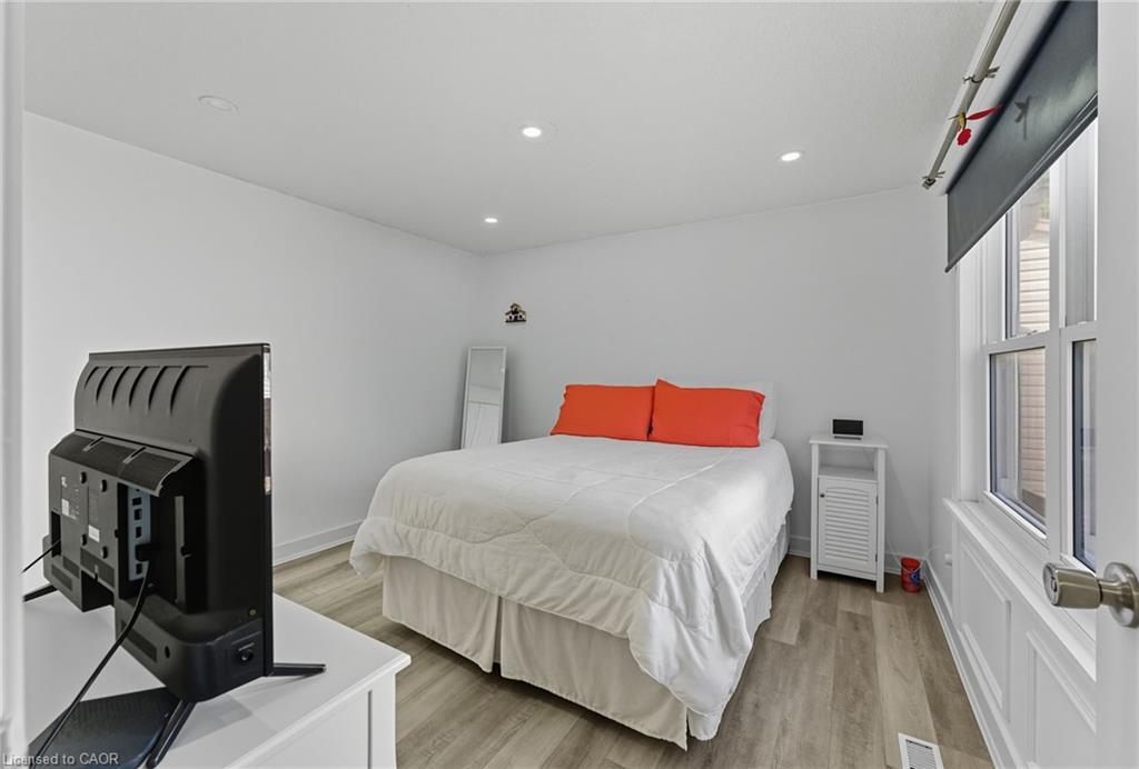 6-1300 Upper Ottawa Street, Hamilton, ON - Indoor Photo Showing Bedroom