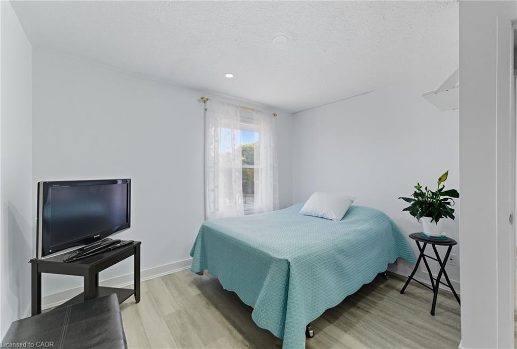 6-1300 Upper Ottawa Street, Hamilton, ON - Indoor Photo Showing Bedroom