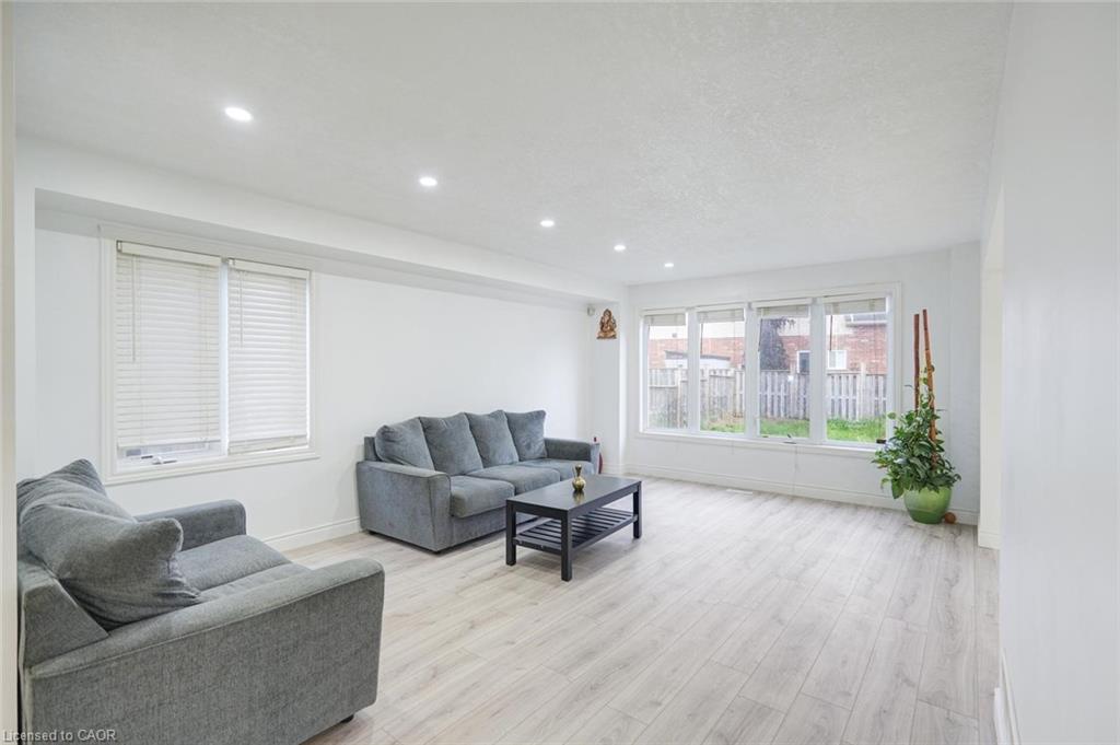 1860 Devos Drive, London, ON - Indoor Photo Showing Living Room