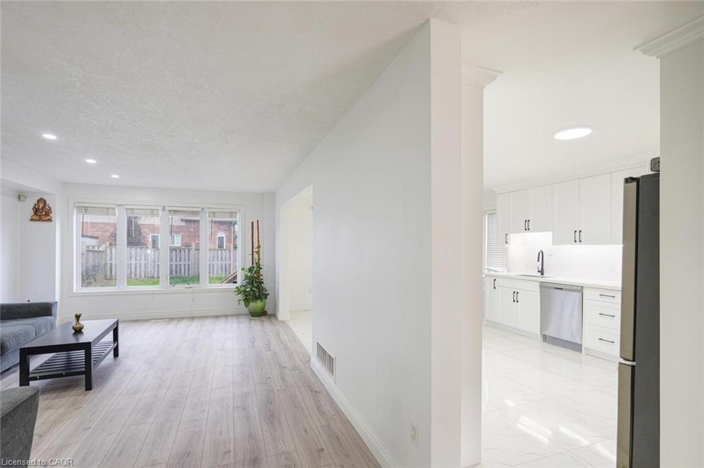 1860 Devos Drive, London, ON - Indoor