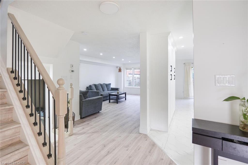 1860 Devos Drive, London, ON - Indoor Photo Showing Other Room