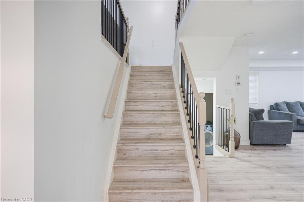 1860 Devos Drive, London, ON - Indoor Photo Showing Other Room