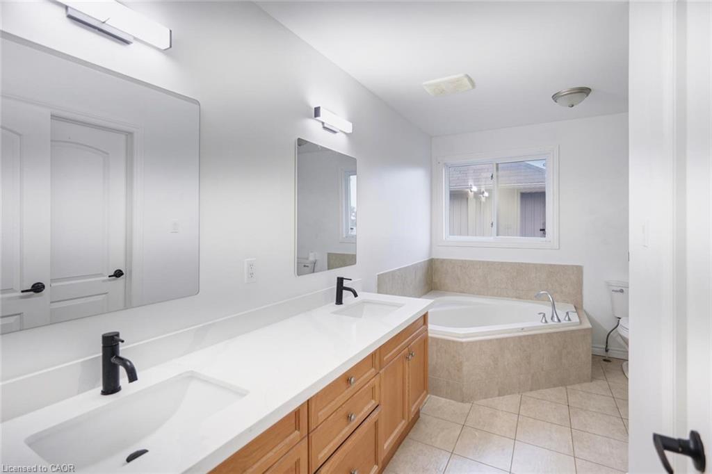 1860 Devos Drive, London, ON - Indoor Photo Showing Bathroom