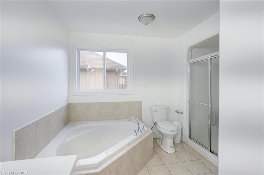 1860 Devos Drive, London, ON - Indoor Photo Showing Bathroom