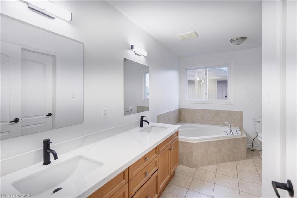 1860 Devos Drive, London, ON - Indoor Photo Showing Bathroom