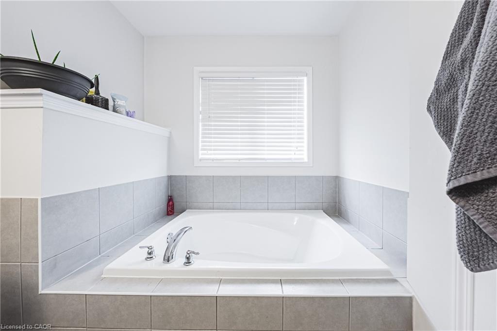 8258 Tulip Tree Drive, Niagara Falls, ON - Indoor Photo Showing Bathroom