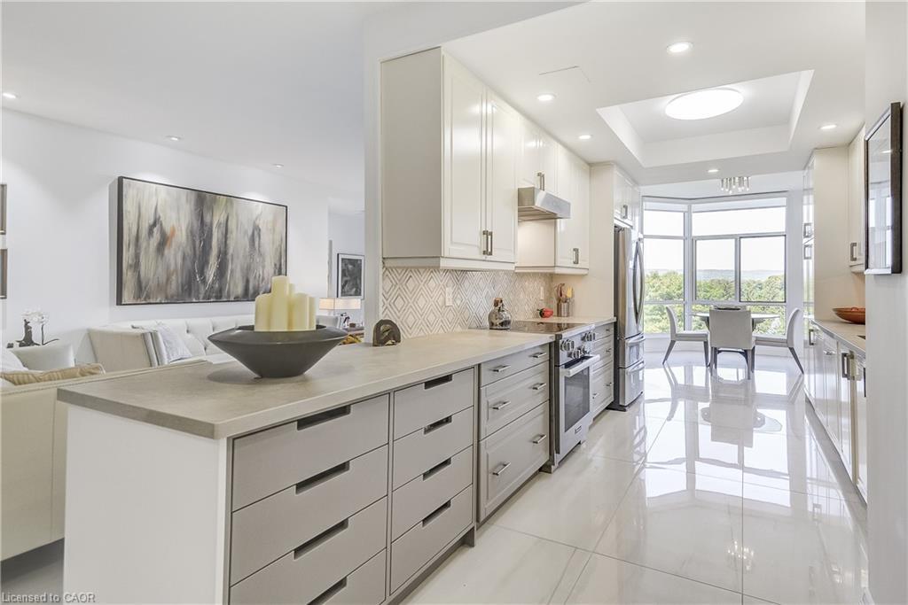 906-1237 North Shore Boulevard E, Burlington, ON - Indoor Photo Showing Kitchen With Upgraded Kitchen