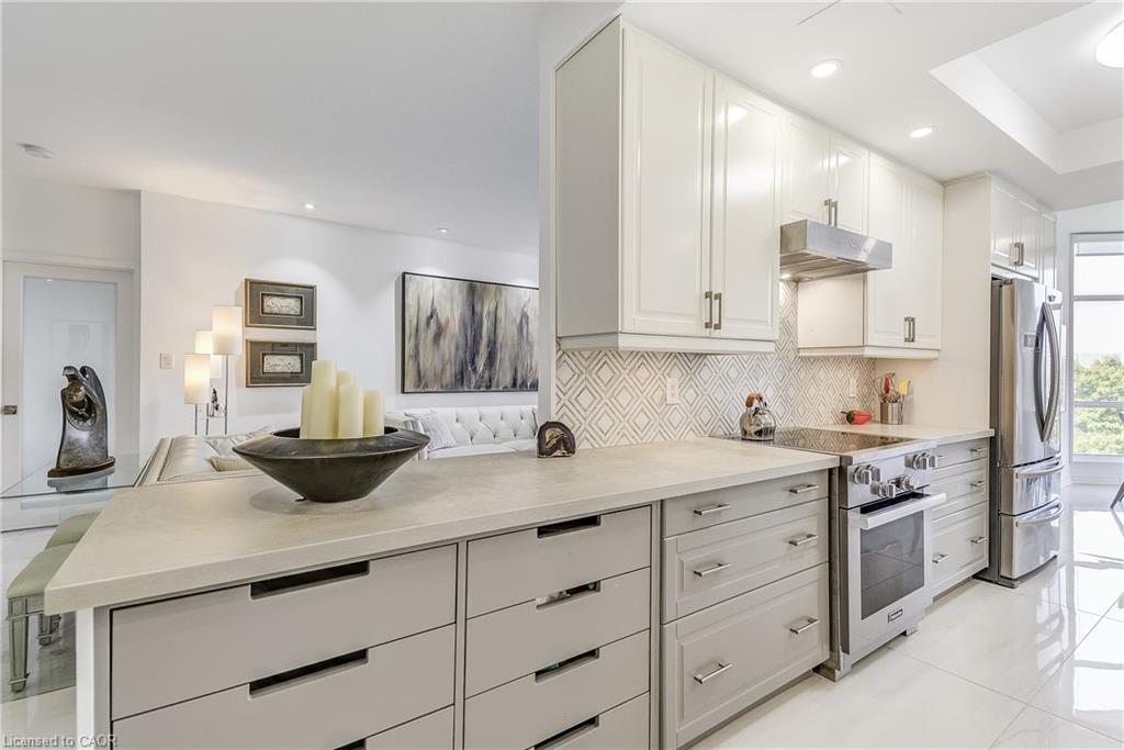 906-1237 North Shore Boulevard E, Burlington, ON - Indoor Photo Showing Kitchen With Upgraded Kitchen