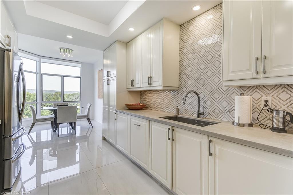 906-1237 North Shore Boulevard E, Burlington, ON - Indoor Photo Showing Kitchen With Double Sink With Upgraded Kitchen