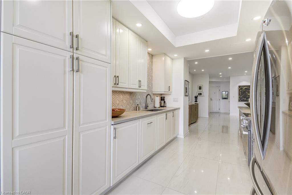 906-1237 North Shore Boulevard E, Burlington, ON - Indoor Photo Showing Kitchen