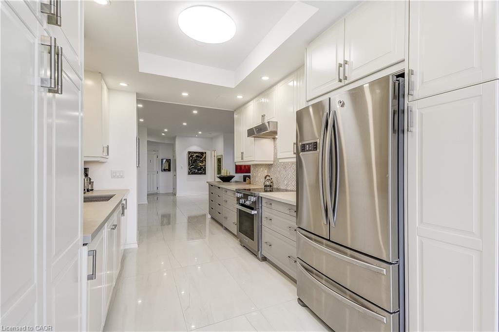 906-1237 North Shore Boulevard E, Burlington, ON - Indoor Photo Showing Kitchen With Upgraded Kitchen