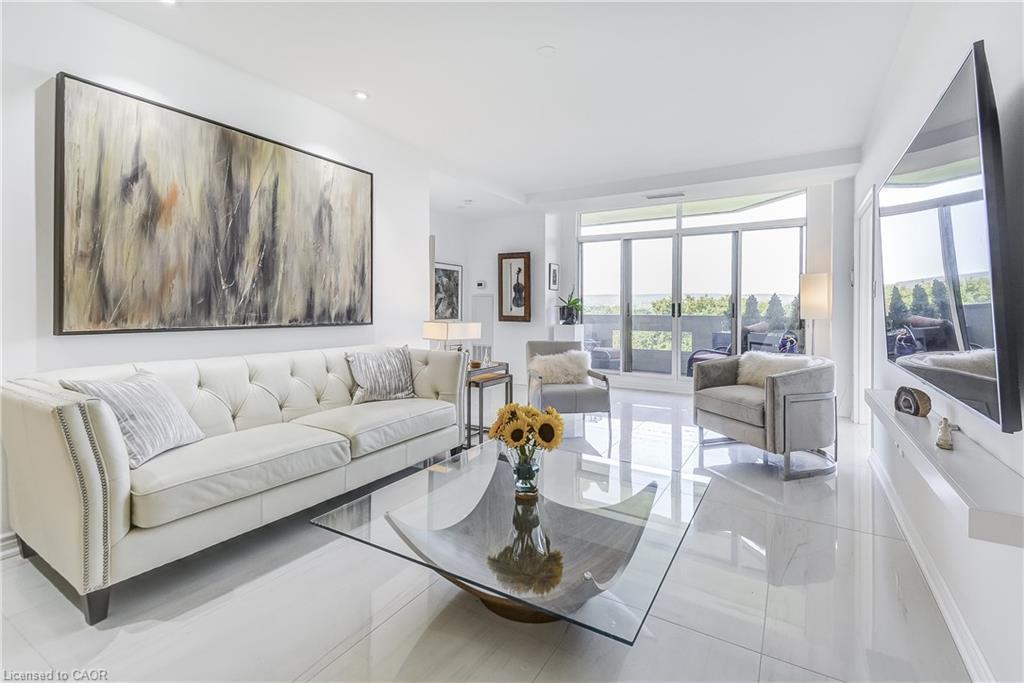 906-1237 North Shore Boulevard E, Burlington, ON - Indoor Photo Showing Living Room