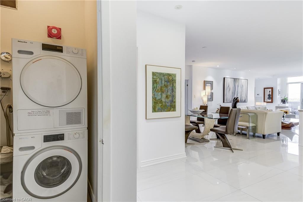 906-1237 North Shore Boulevard E, Burlington, ON - Indoor Photo Showing Laundry Room