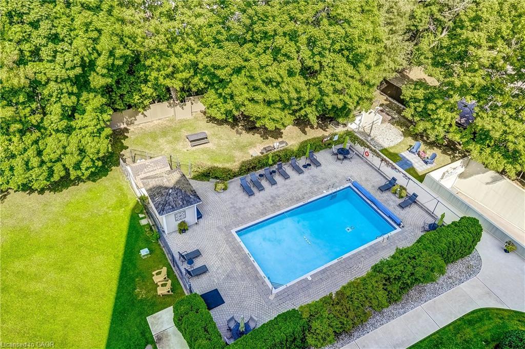 906-1237 North Shore Boulevard E, Burlington, ON - Outdoor With In Ground Pool
