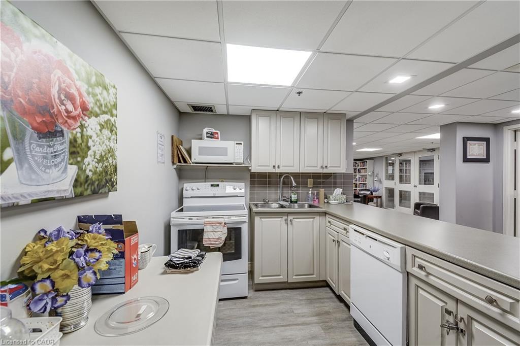 906-1237 North Shore Boulevard E, Burlington, ON - Indoor Photo Showing Kitchen With Double Sink