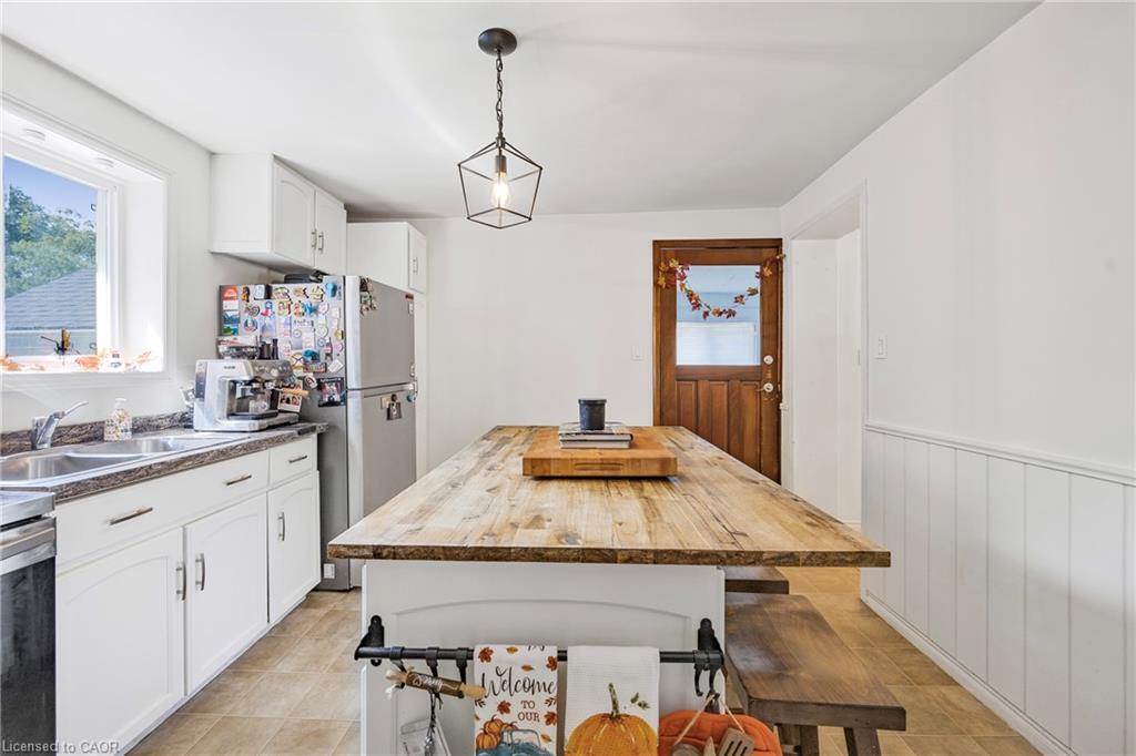 83 Orkney Street W, Caledonia, ON - Indoor Photo Showing Kitchen With Double Sink