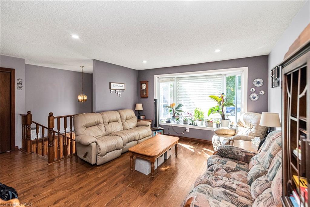 3309 Tallman Drive, Vineland, ON - Indoor Photo Showing Living Room