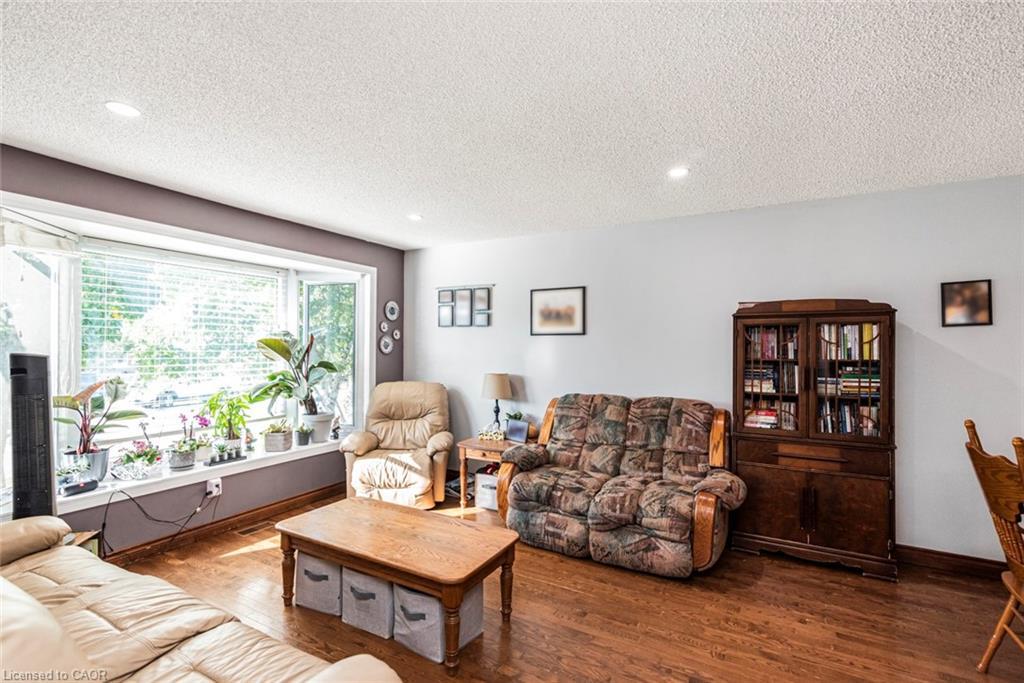 3309 Tallman Drive, Vineland, ON - Indoor Photo Showing Living Room