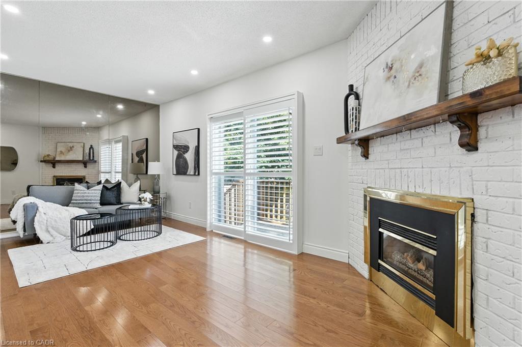 40-800 Upper Paradise Road, Hamilton, ON - Indoor Photo Showing Living Room With Fireplace