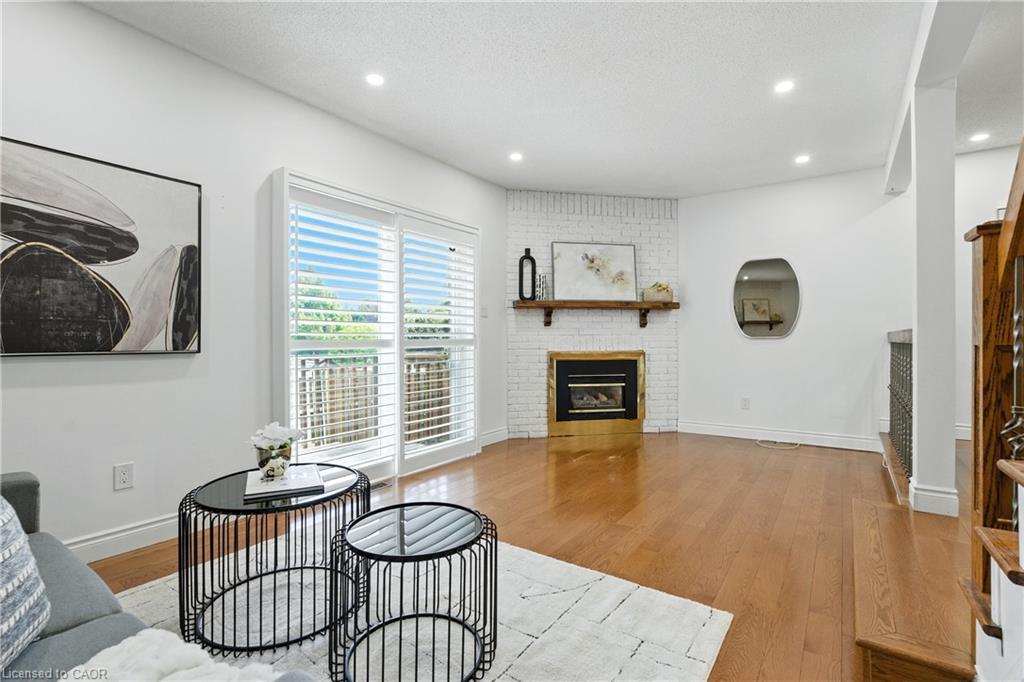 40-800 Upper Paradise Road, Hamilton, ON - Indoor Photo Showing Living Room With Fireplace