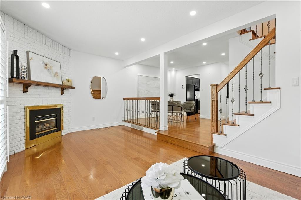 40-800 Upper Paradise Road, Hamilton, ON - Indoor Photo Showing Living Room With Fireplace