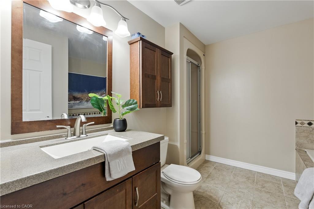 40-800 Upper Paradise Road, Hamilton, ON - Indoor Photo Showing Bathroom