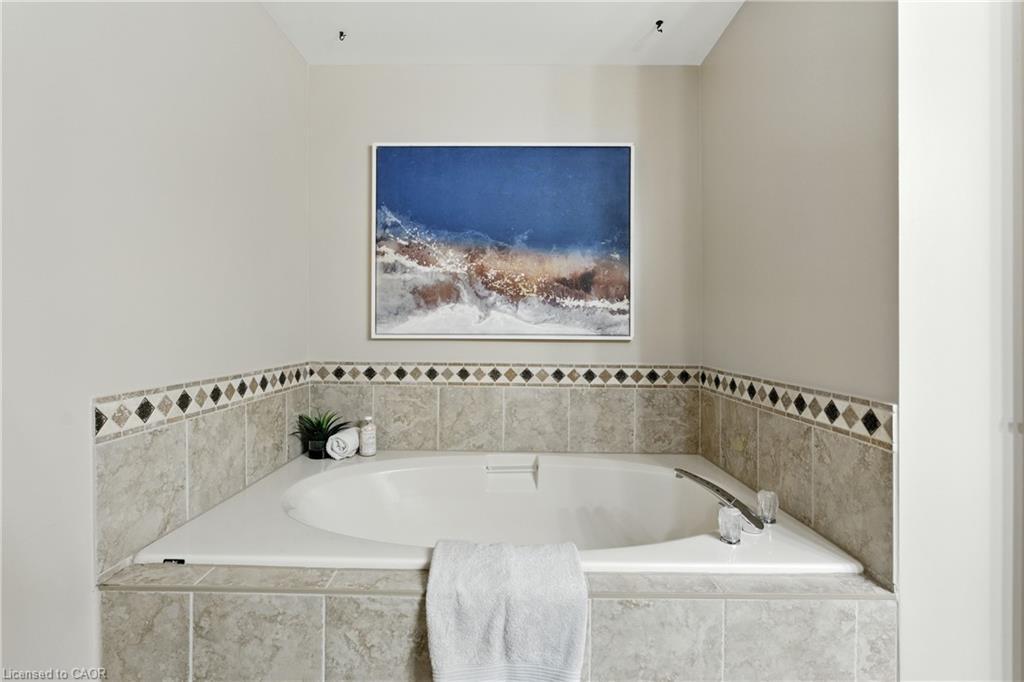 40-800 Upper Paradise Road, Hamilton, ON - Indoor Photo Showing Bathroom