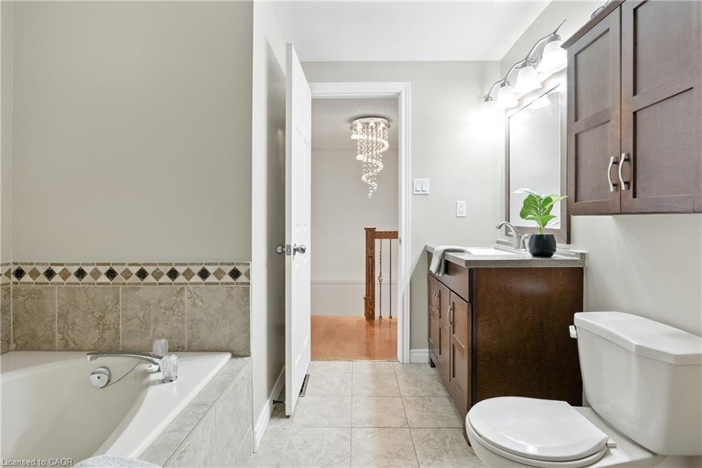 40-800 Upper Paradise Road, Hamilton, ON - Indoor Photo Showing Bathroom