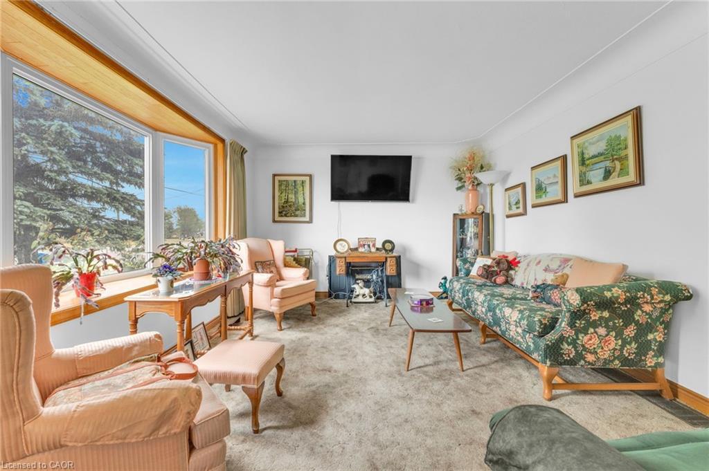 2986 Grimsby Road, West Lincoln, ON - Indoor Photo Showing Living Room