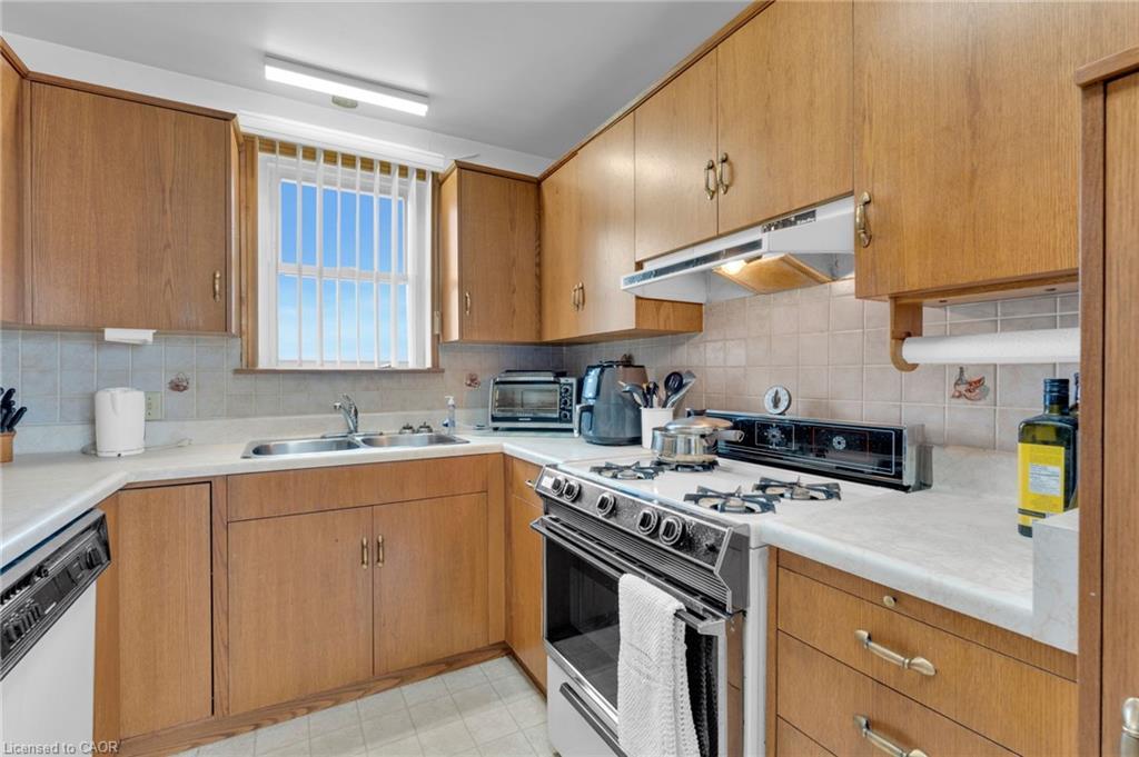 2986 Grimsby Road, West Lincoln, ON - Indoor Photo Showing Kitchen With Double Sink