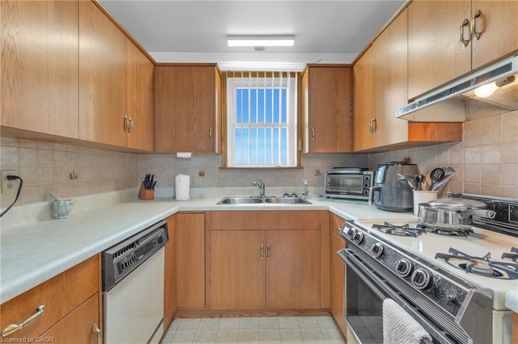 2986 Grimsby Road, West Lincoln, ON - Indoor Photo Showing Kitchen With Double Sink