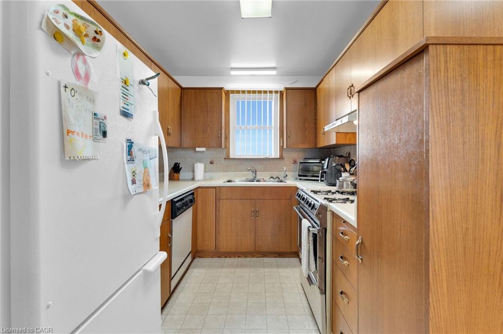 2986 Grimsby Road, West Lincoln, ON - Indoor Photo Showing Kitchen With Double Sink