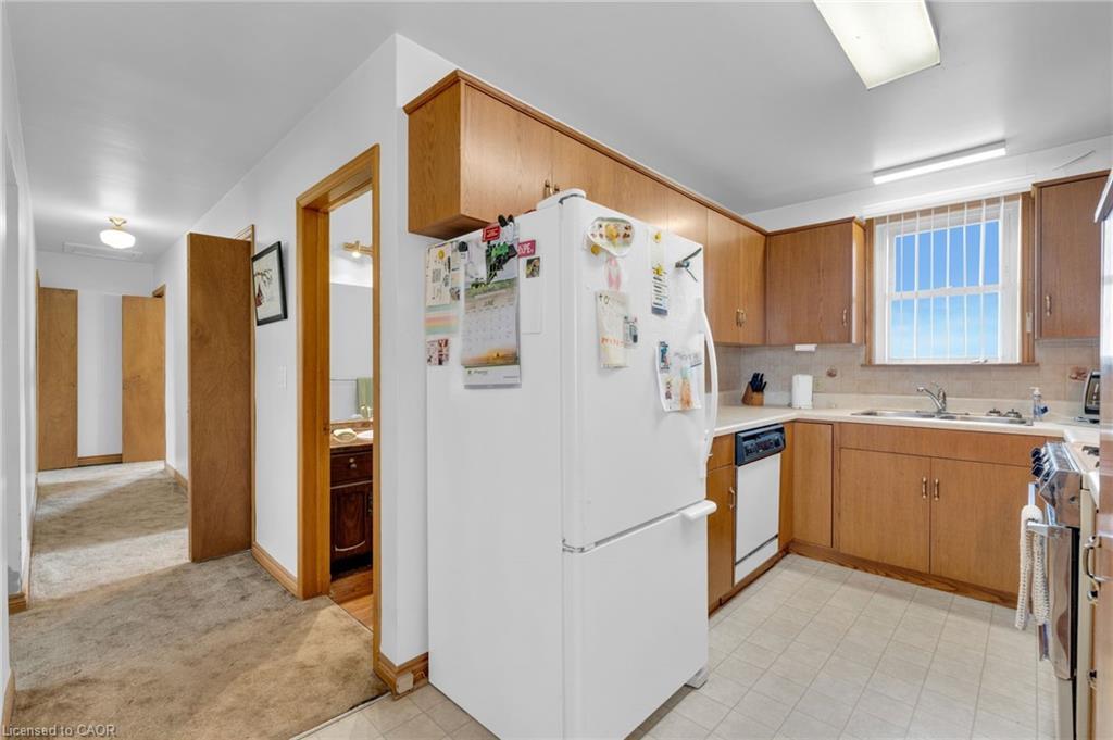 2986 Grimsby Road, West Lincoln, ON - Indoor Photo Showing Kitchen With Double Sink