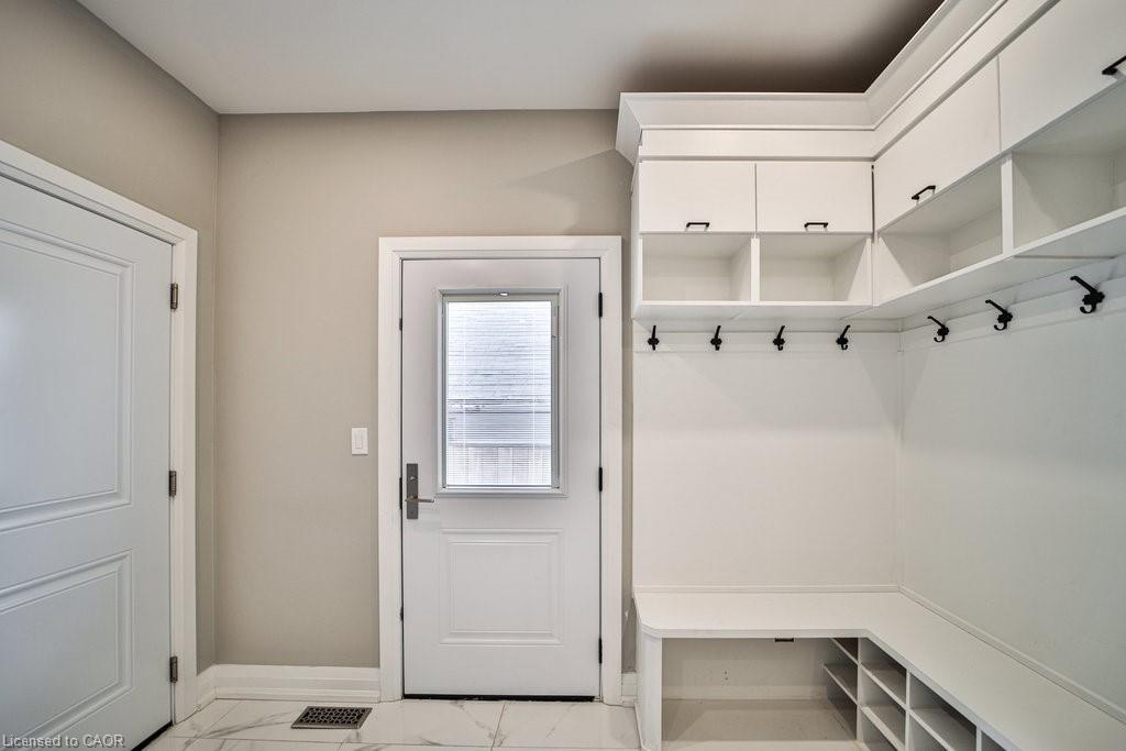 6121 Guelph Line, Burlington, ON - Indoor