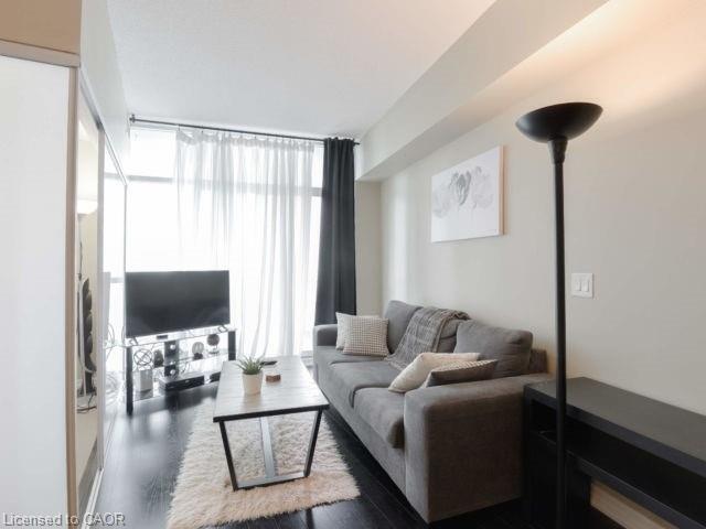 908-223 Webb Drive, Mississauga, ON - Indoor Photo Showing Living Room