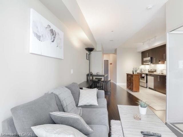 908-223 Webb Drive, Mississauga, ON - Indoor Photo Showing Living Room