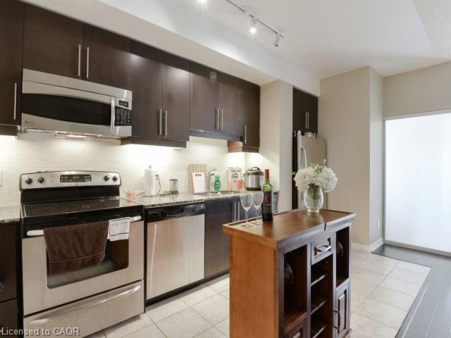 908-223 Webb Drive, Mississauga, ON - Indoor Photo Showing Kitchen With Stainless Steel Kitchen With Upgraded Kitchen