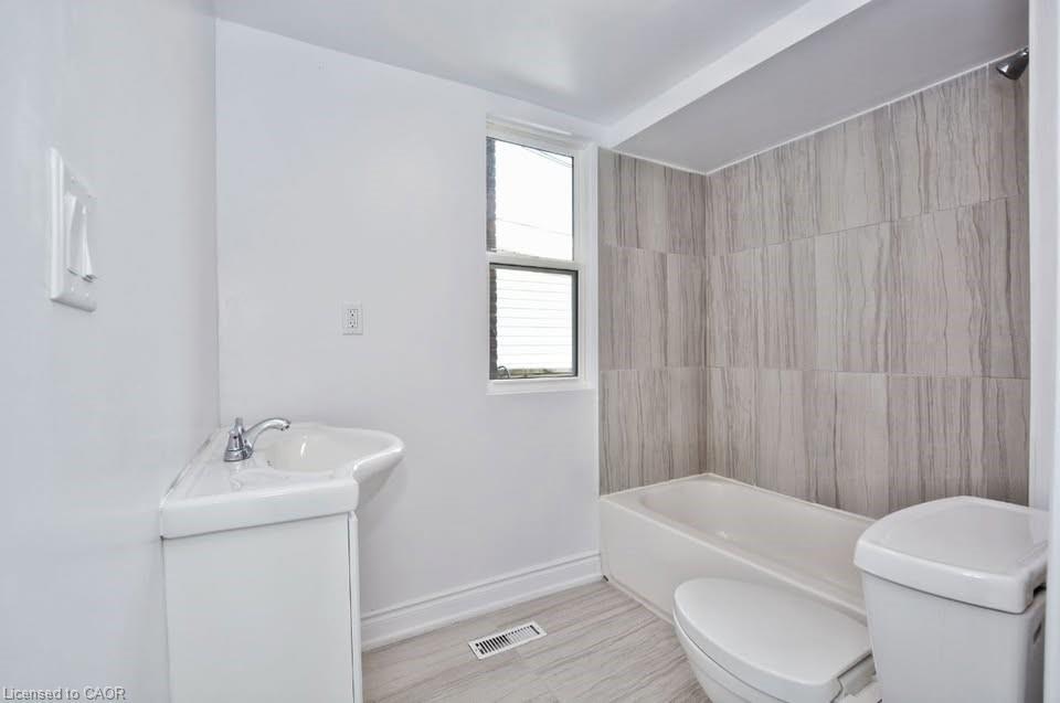 Main-21 Fife Street, Hamilton, ON - Indoor Photo Showing Bathroom