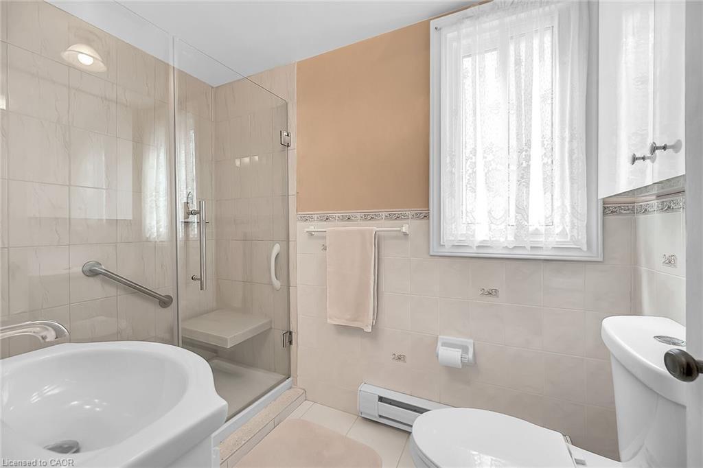 274 Ottawa Street S, Hamilton, ON - Indoor Photo Showing Bathroom