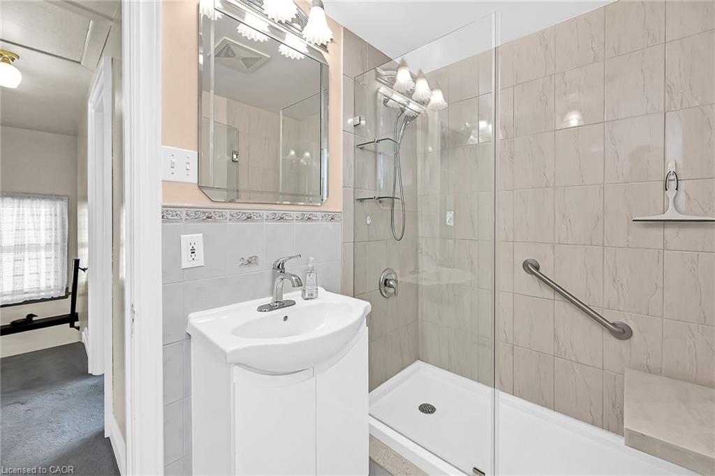 274 Ottawa Street S, Hamilton, ON - Indoor Photo Showing Bathroom