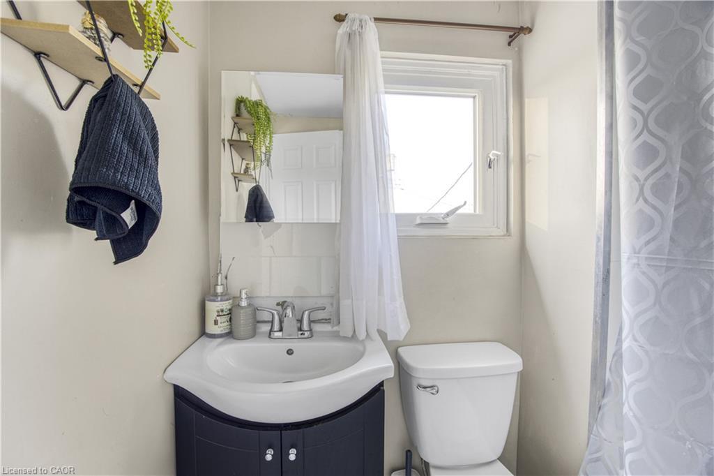 130 Stirton Street, Hamilton, ON - Indoor Photo Showing Bathroom