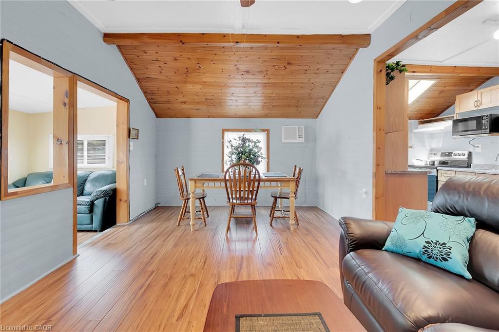 17 Maple Lane, Rainham, ON - Indoor Photo Showing Living Room