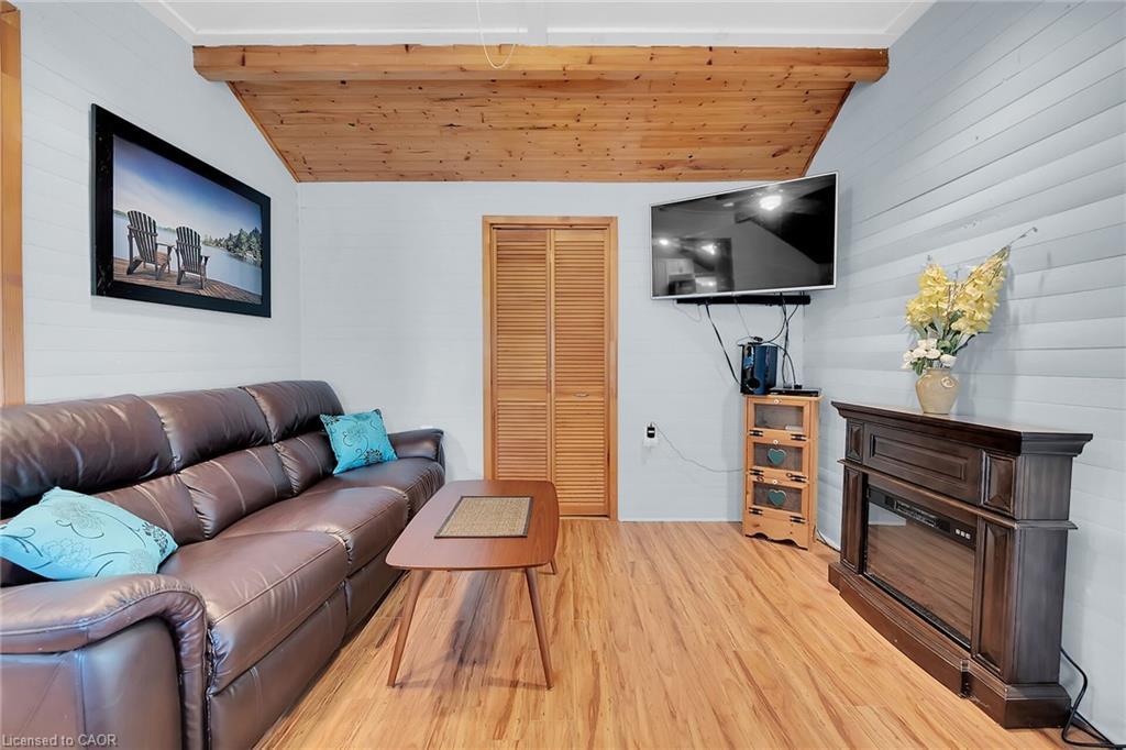 17 Maple Lane, Rainham, ON - Indoor Photo Showing Living Room