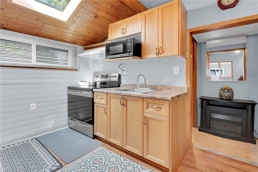 17 Maple Lane, Rainham, ON - Indoor Photo Showing Kitchen