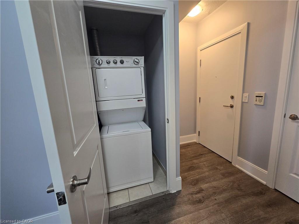 2402-330 Burnhamthorpe Road W, Mississauga, ON - Indoor Photo Showing Laundry Room
