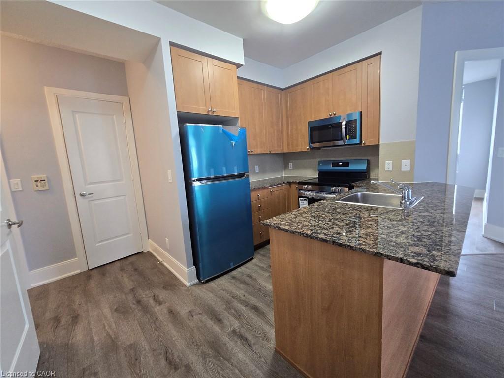 2402-330 Burnhamthorpe Road W, Mississauga, ON - Indoor Photo Showing Kitchen